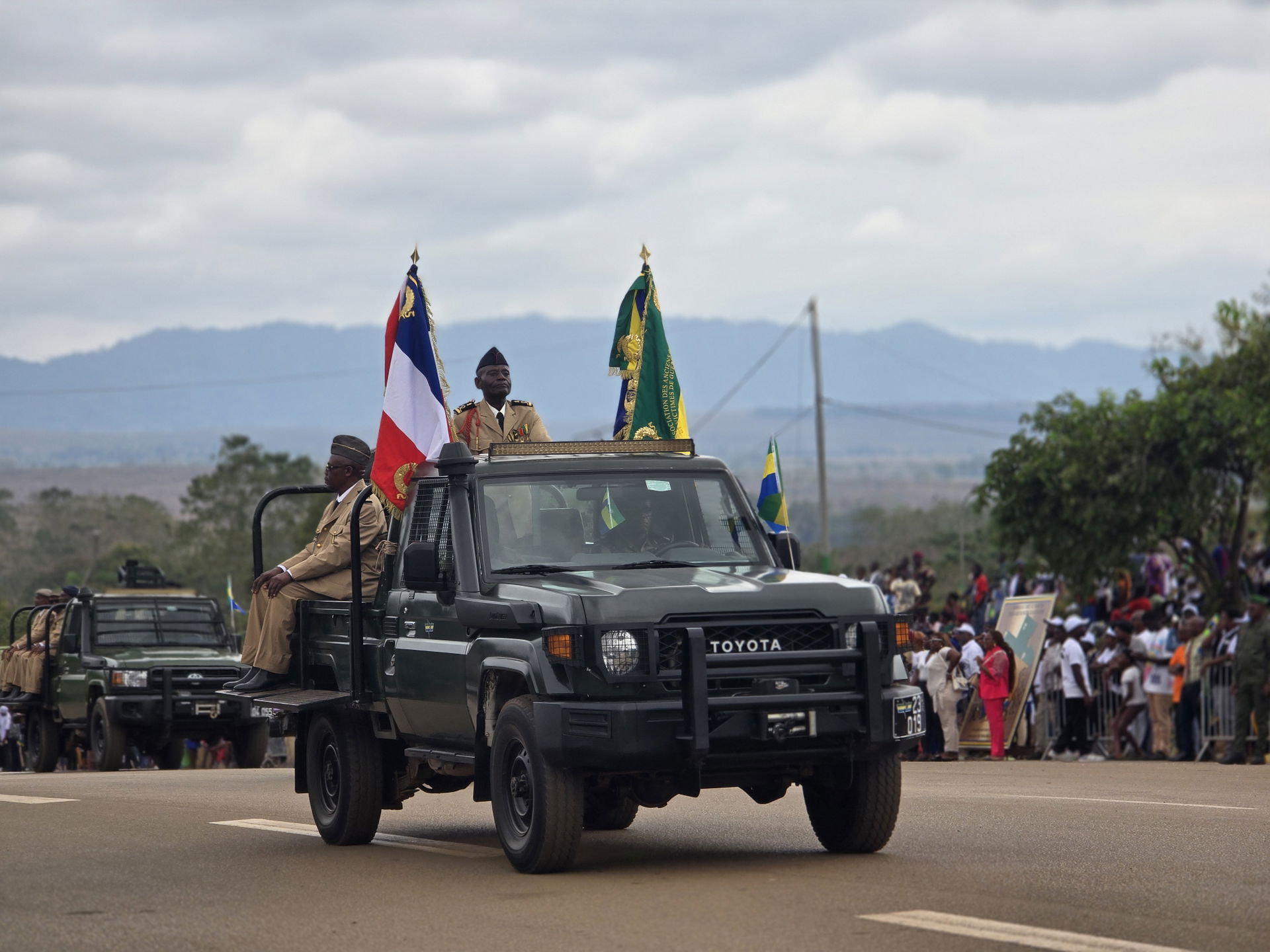 des hommes en tenue militaire en voiture lors du défilé du 30 A…