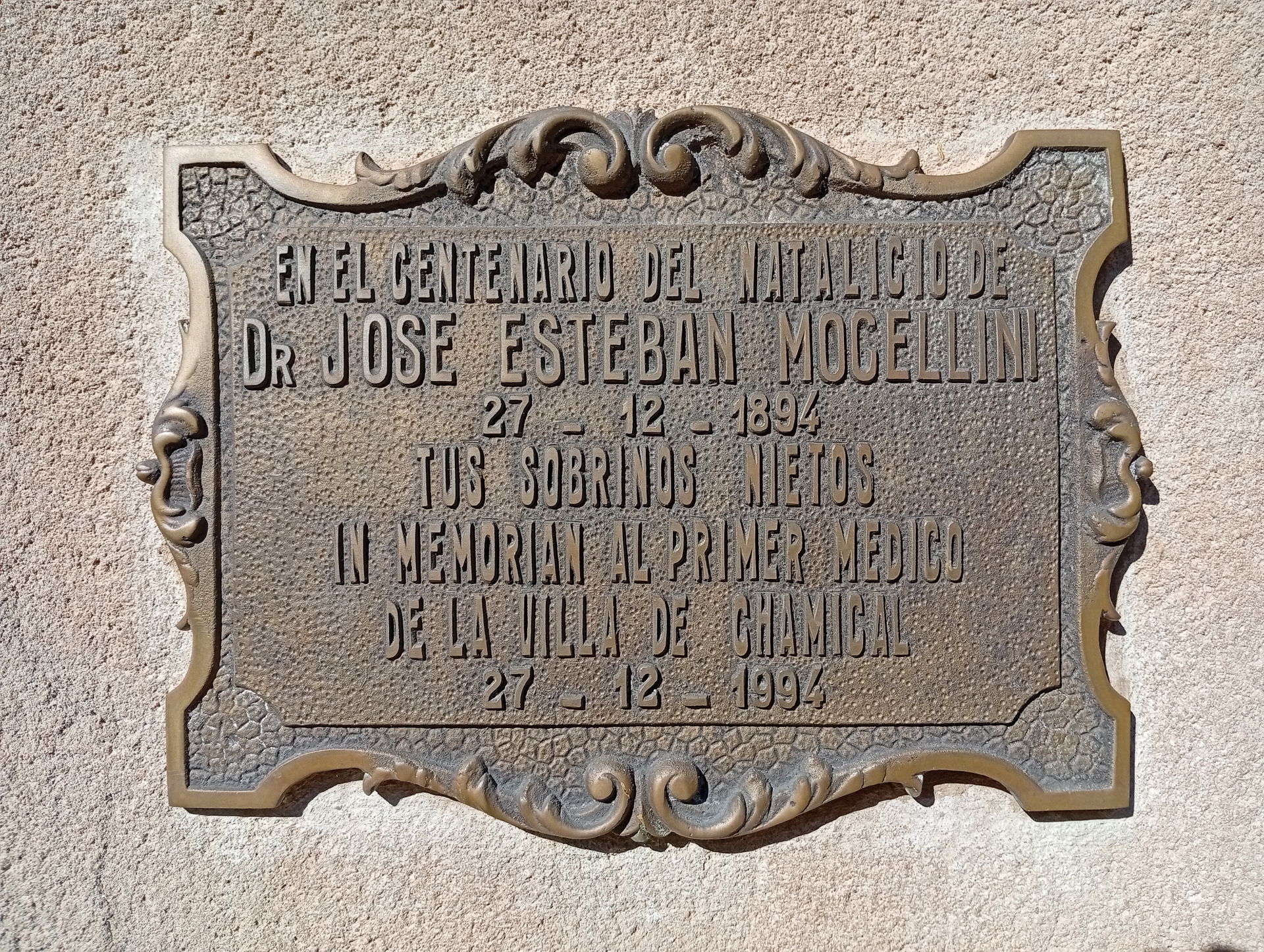 Placa conmemorativa emplazada en el viejo cementerio de Chamica…