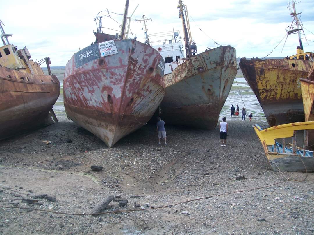 Barcos que se encuentran abandonados en la playa de los tamaris…