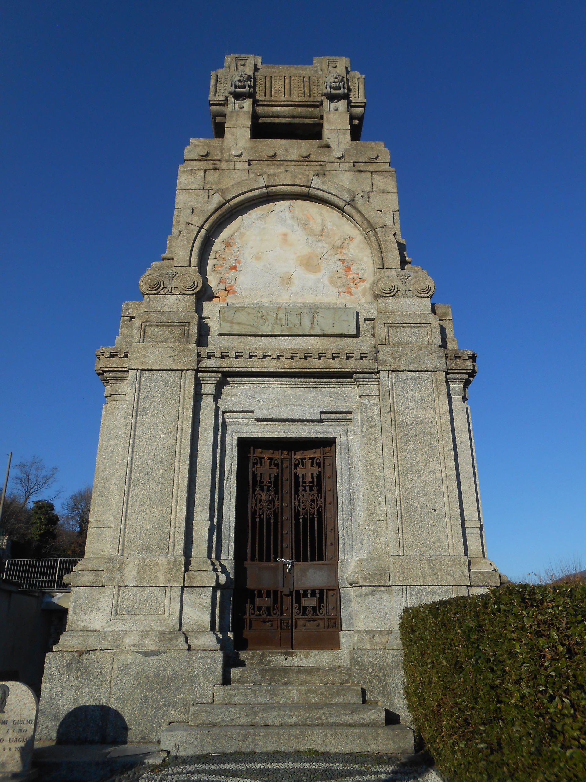 Tomba della famiglia Biffi nel cimitero della frazione di Galli…