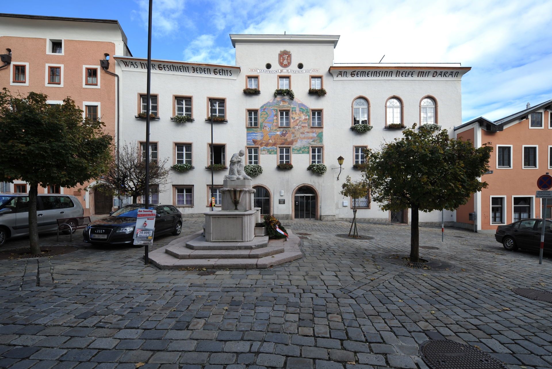 Rathaus Hallein am Schöndorferplatz im Bundesland Salzburg (mit…