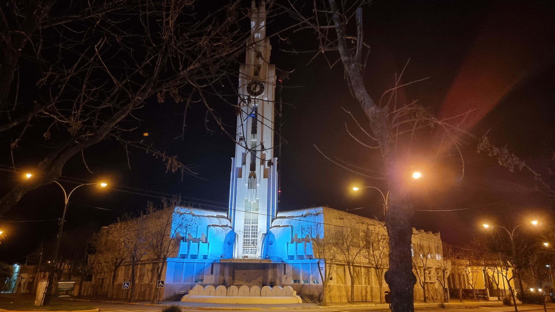 Municipalidad de Adolfo Alsina iluminada con los colores de la …