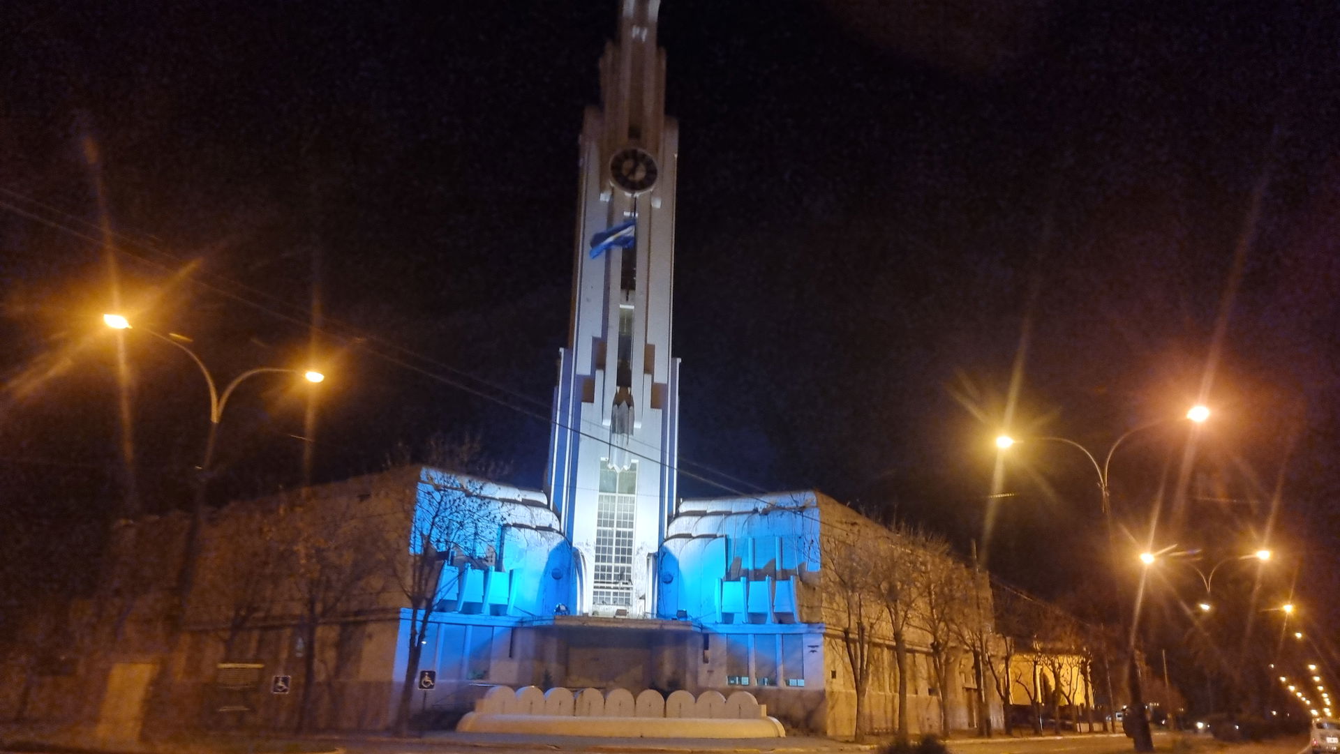 Palacio municipal de Carhué iluminado con los colores de la ban…