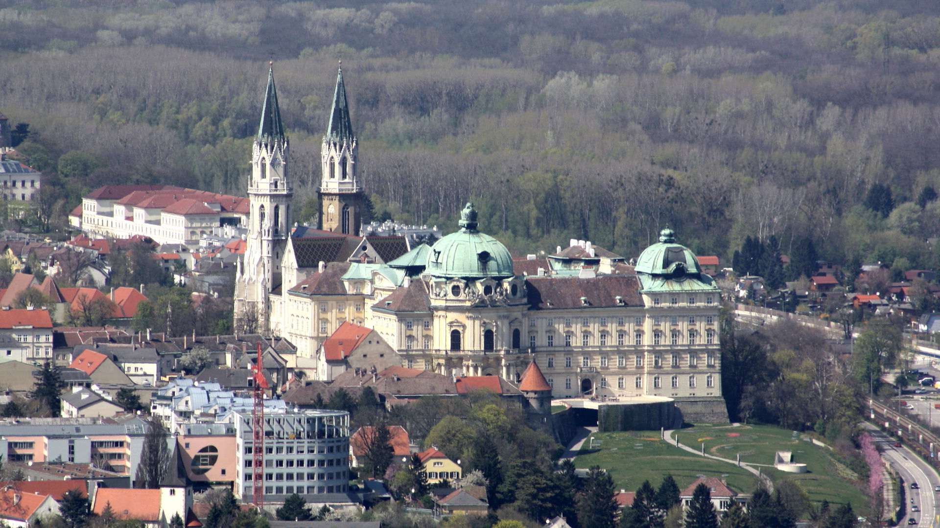 Stift Klosterneuburg, aufgenommen vom Leopoldsberg aus.
