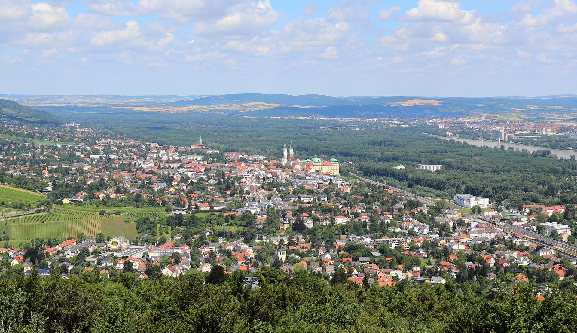 Südansicht der niederösterreichischen Stadt Klosterneuburg. Rec…