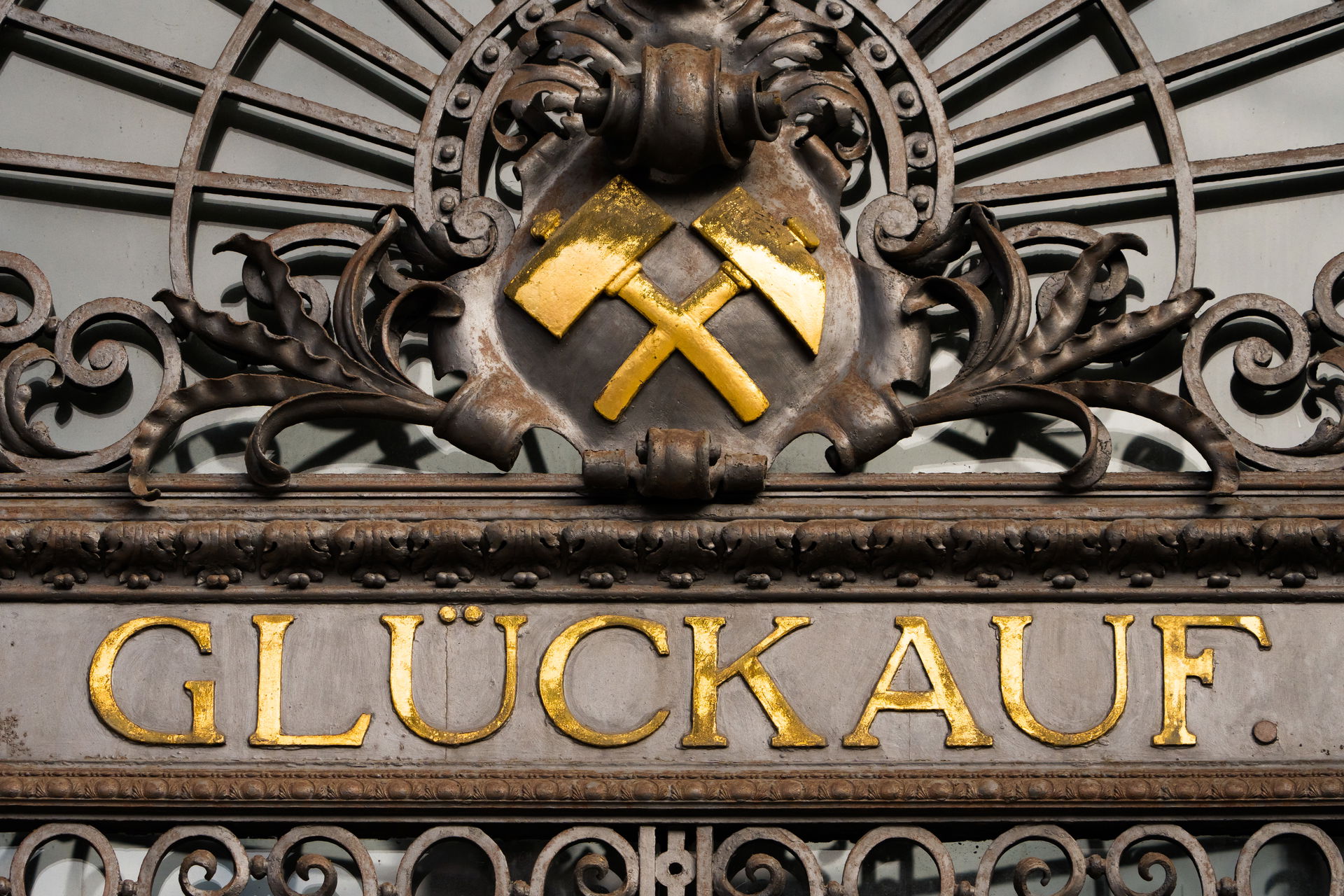 Verzierungen über dem Portal der Montanuniversität Leoben mit B…