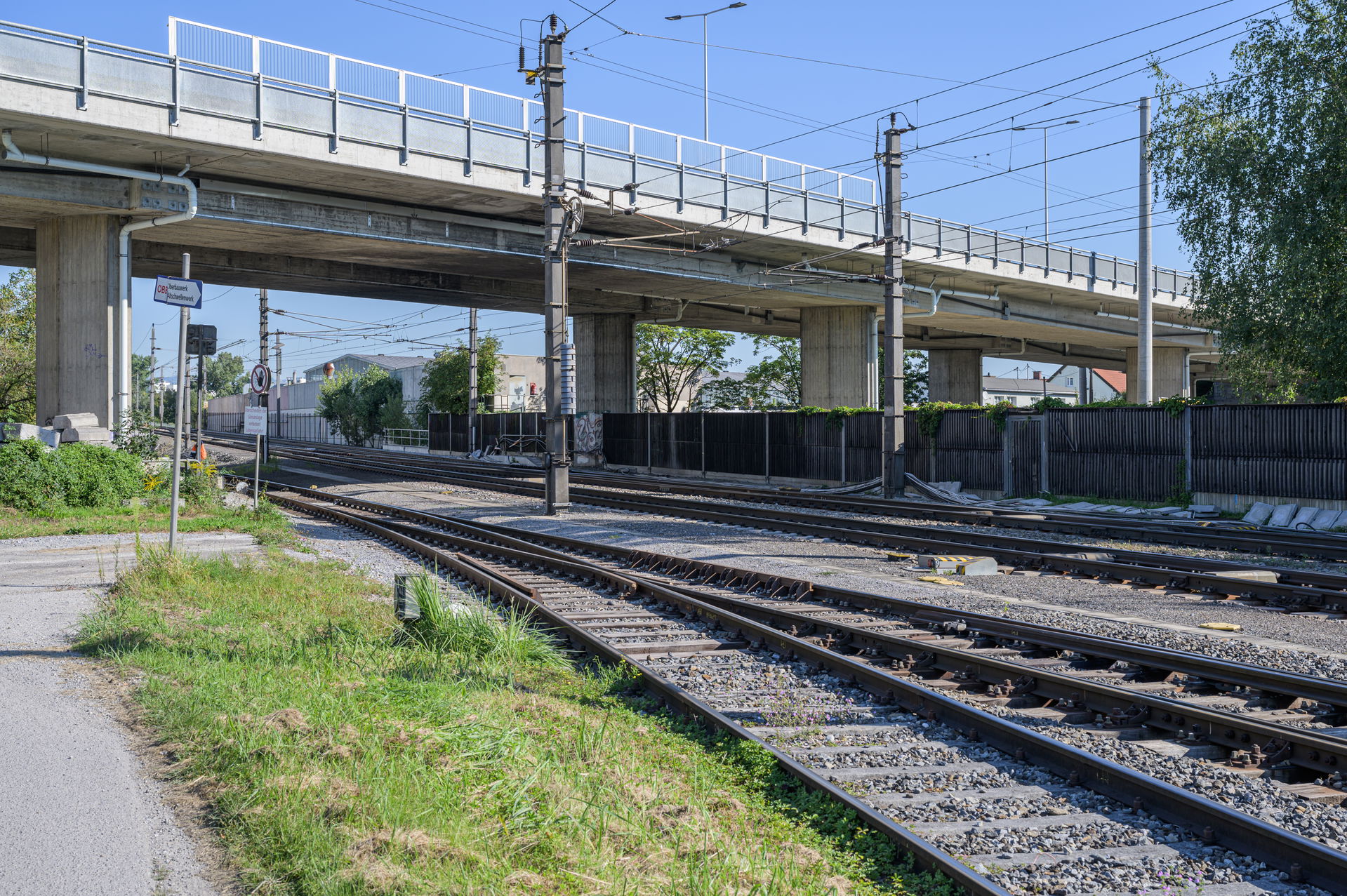 The Pyhrnbahn Bridge on Salzburgerstrasse (B1) connects Linz We…
