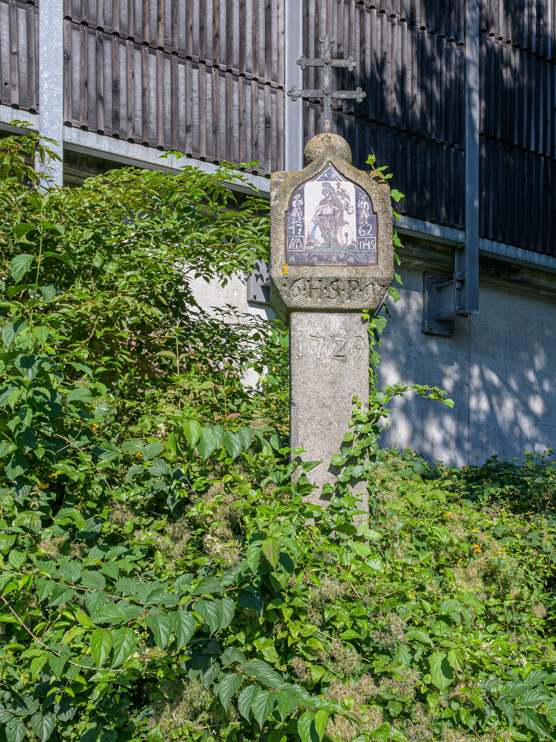In a corner next to the bridge of the Pyhrnbahn over the Kremst…