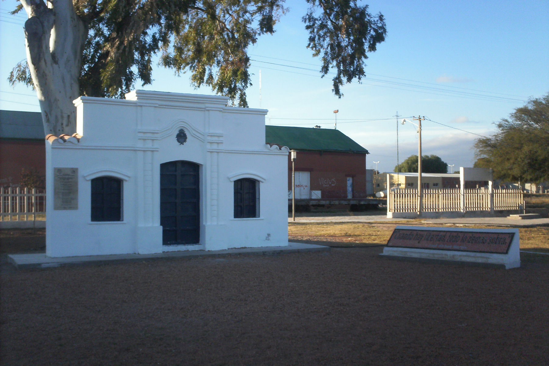 monumento al bicentenario en la entrada al pueblo