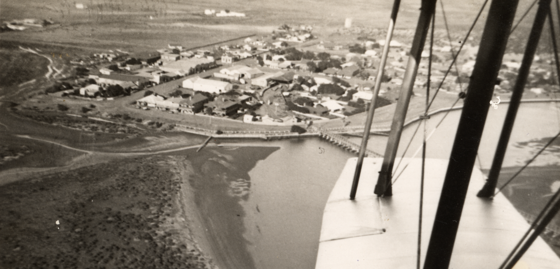 Aerial view of Carnarvon from the north.