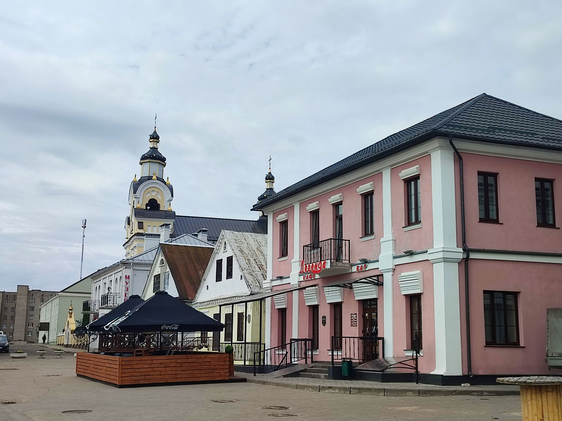 Новогрудок. Центр города. Кафе «Легенда» в здании старинной евр…