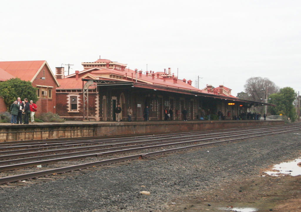 w:Seymour railway station, Victoria view from the main street