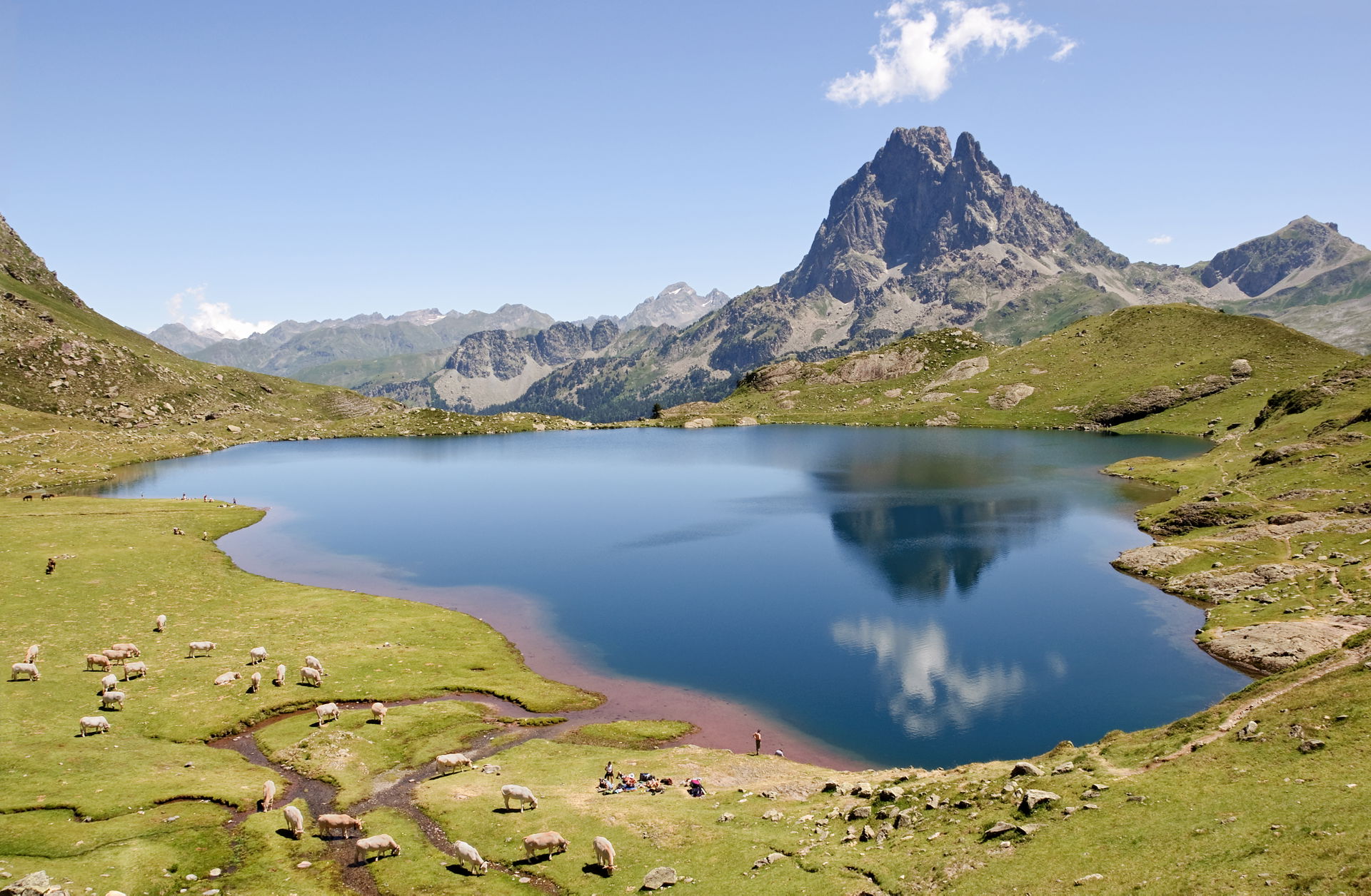 Lake Gentau reflecting the Pic du Midi d'Ossau (Pyrénées-Atlant…