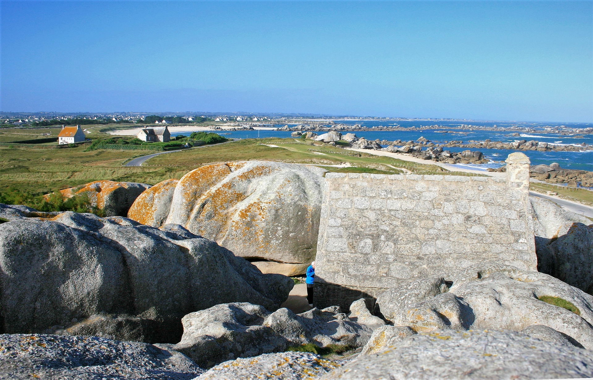 Toiture de l'ancienne maison des douaniers et baie de Kerlouan,…