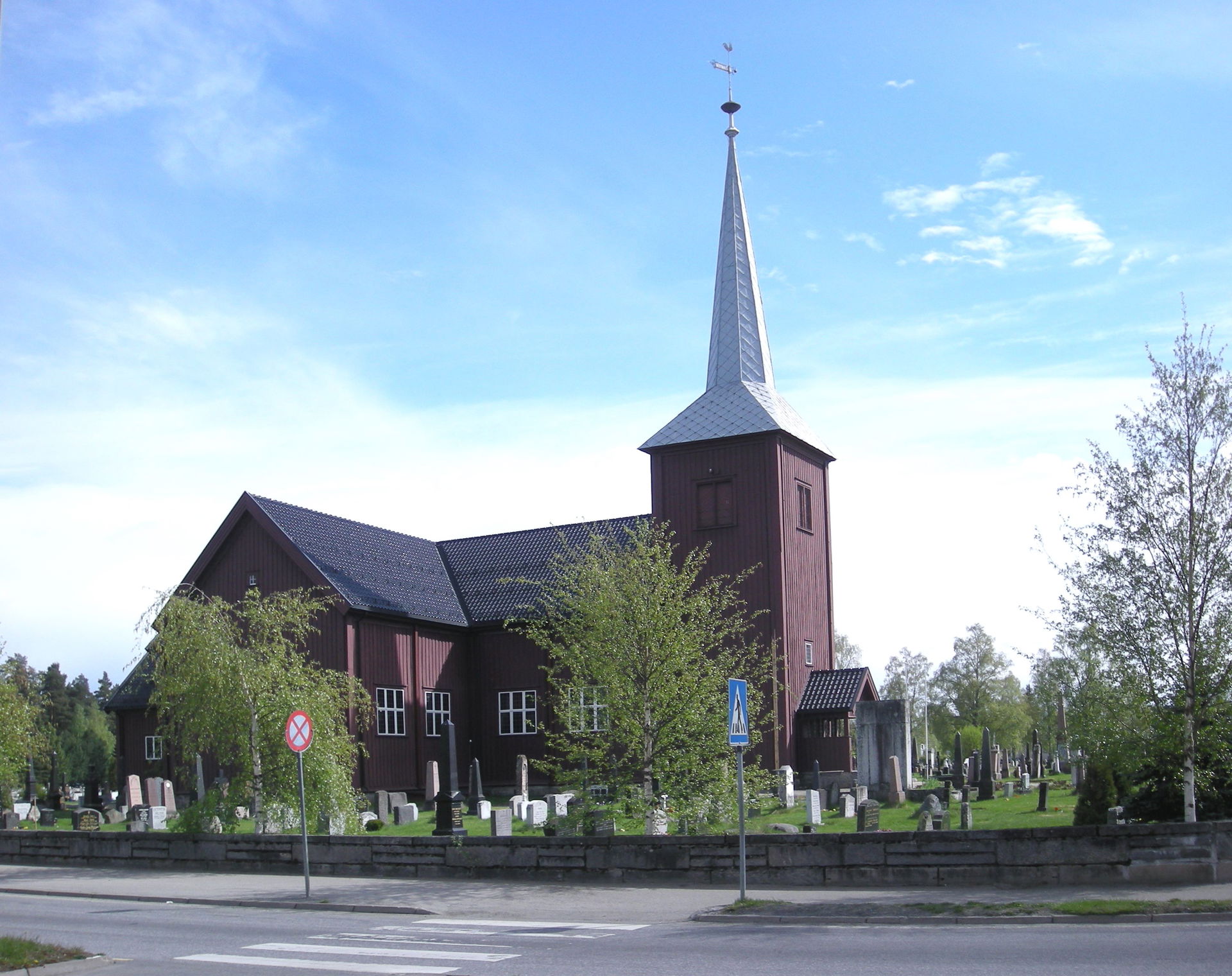 Elverum kirke med fylkesvei 2148 (tidl. 553)