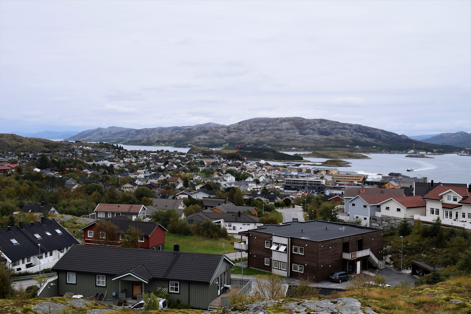 Rørvik og Nærøysundet sett i østlig retning fra Byåsen.