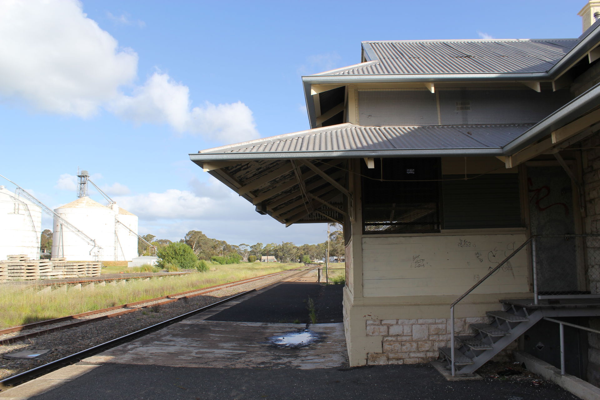 Bordertown Railway Station looking towards Melbourne