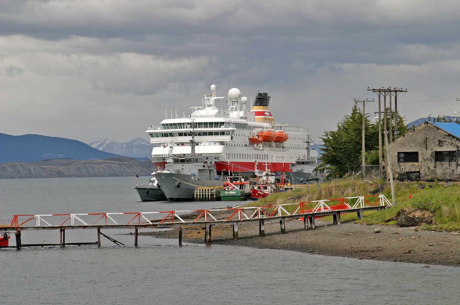 Schiff im Hafen von Puerto Williams. Die chilenische Stadt lieg…
