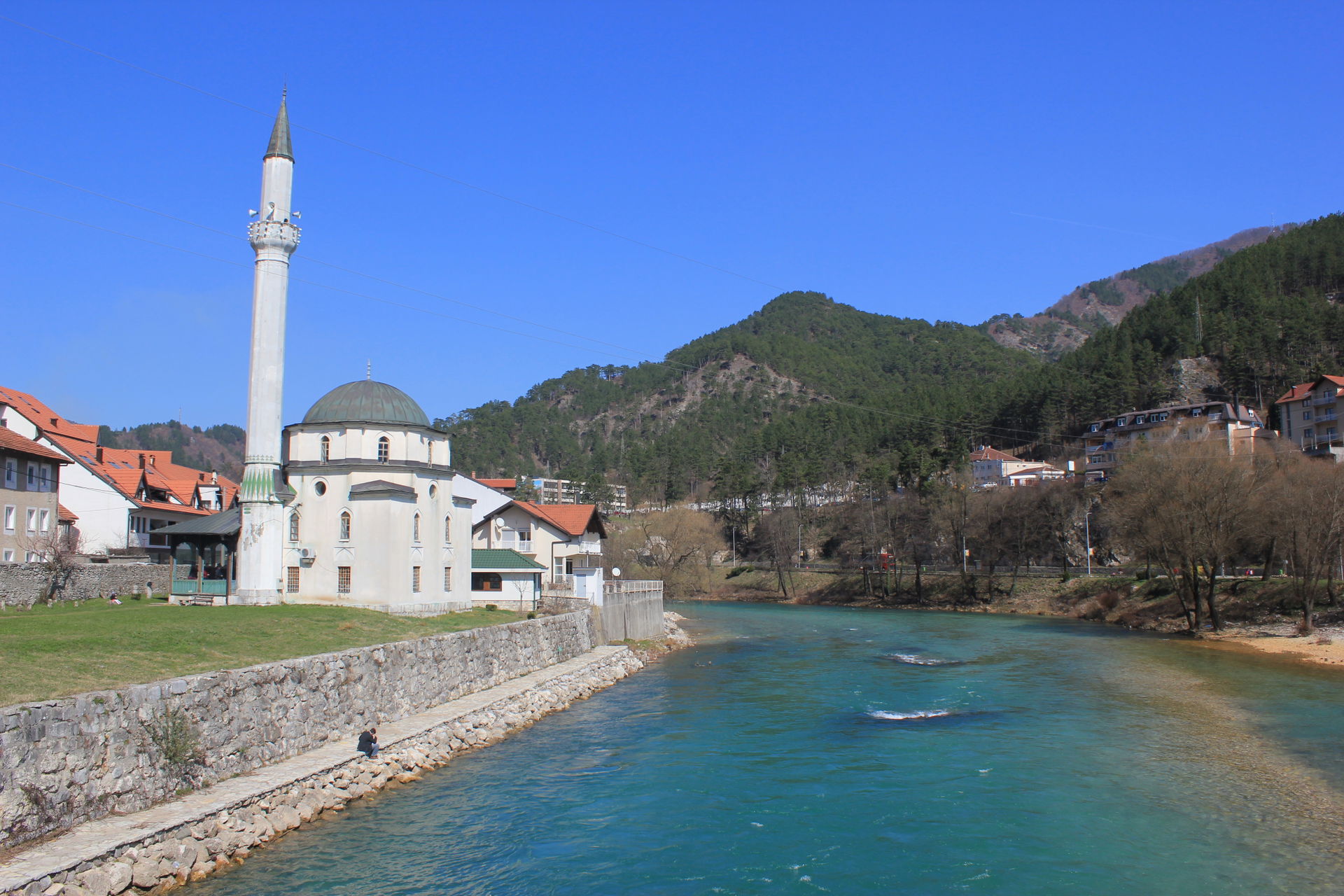 Die Moschee Mehmed-Čauševa džamija an der Neretva in Konjic.