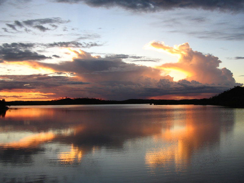 Coucher de soleil sur le barrage de Chinaman Creek  à Cloncurry…