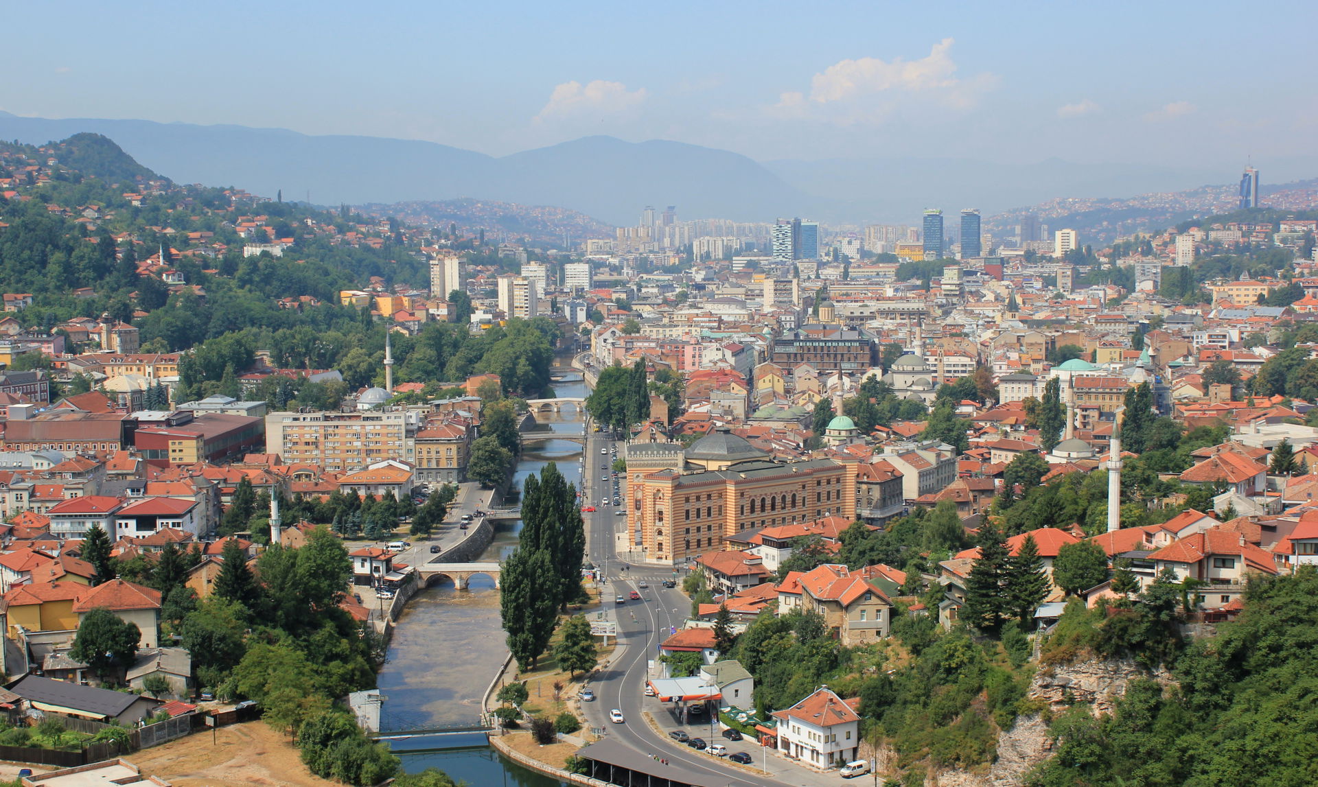 Blick von Osten über die bosnische Hauptstadt Sarajevo.