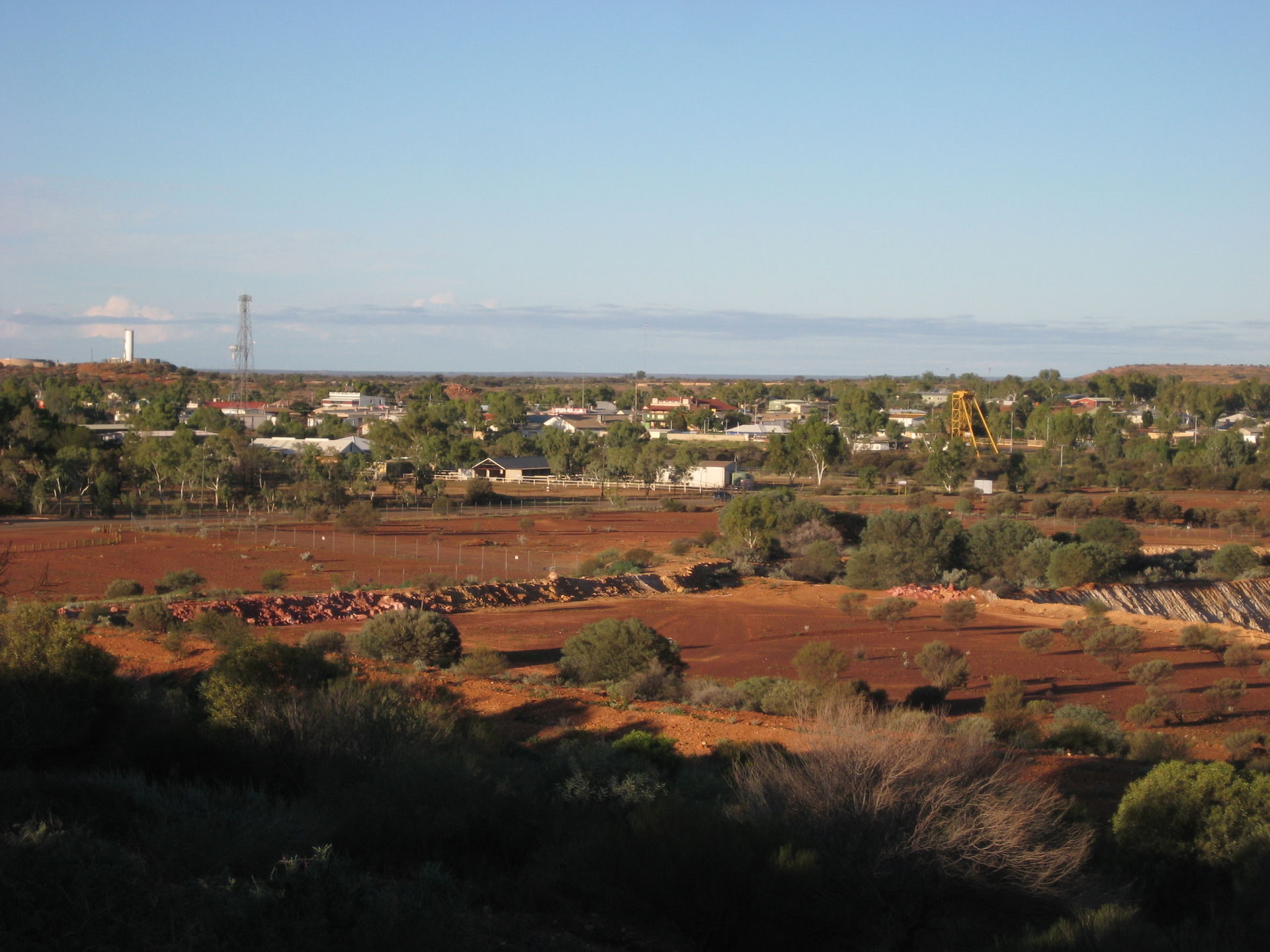 View from the lookout at the town of Meekatharra, Western Austr…