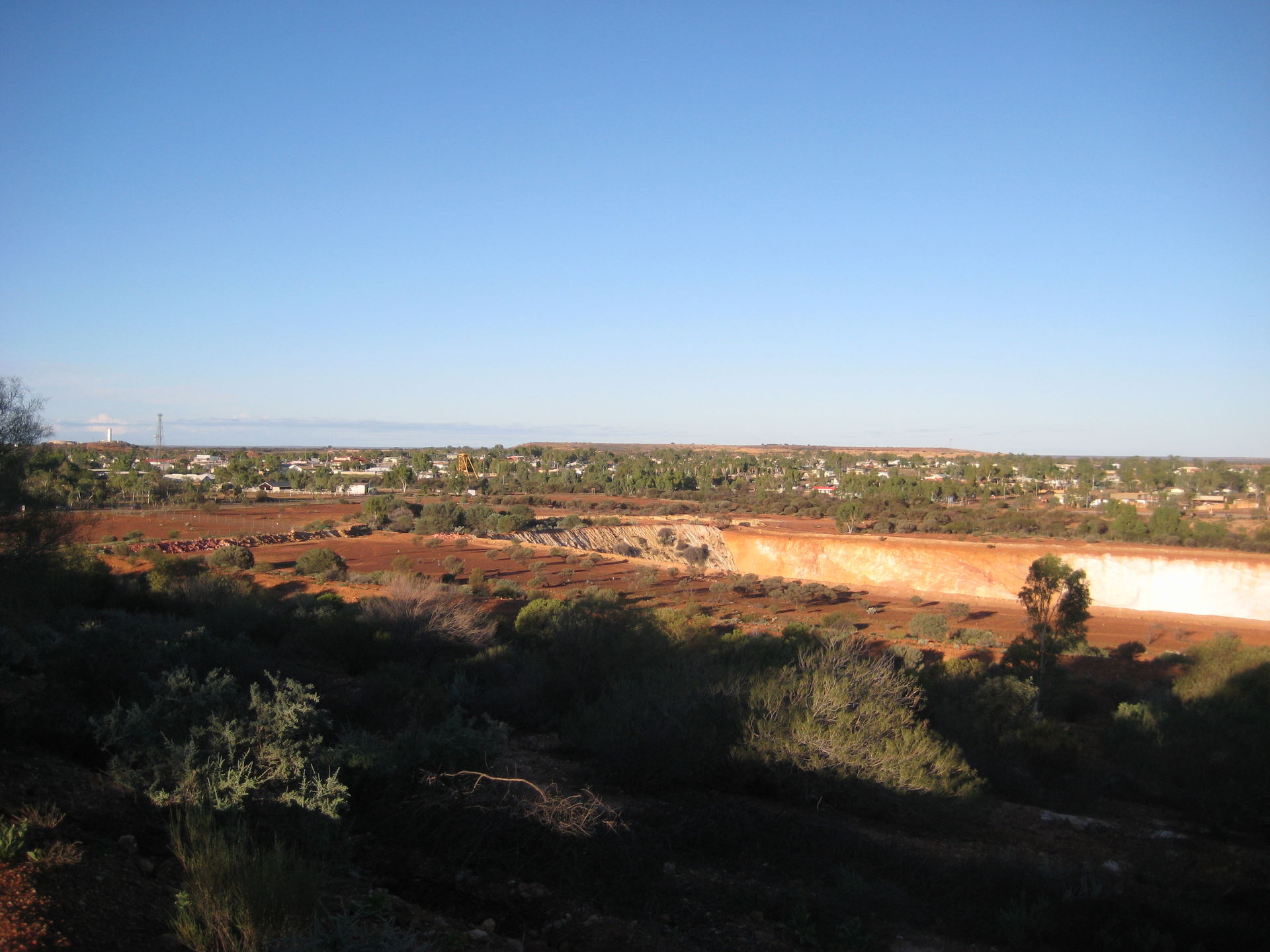 View from the lookout at the town of Meekatharra, Western Austr…