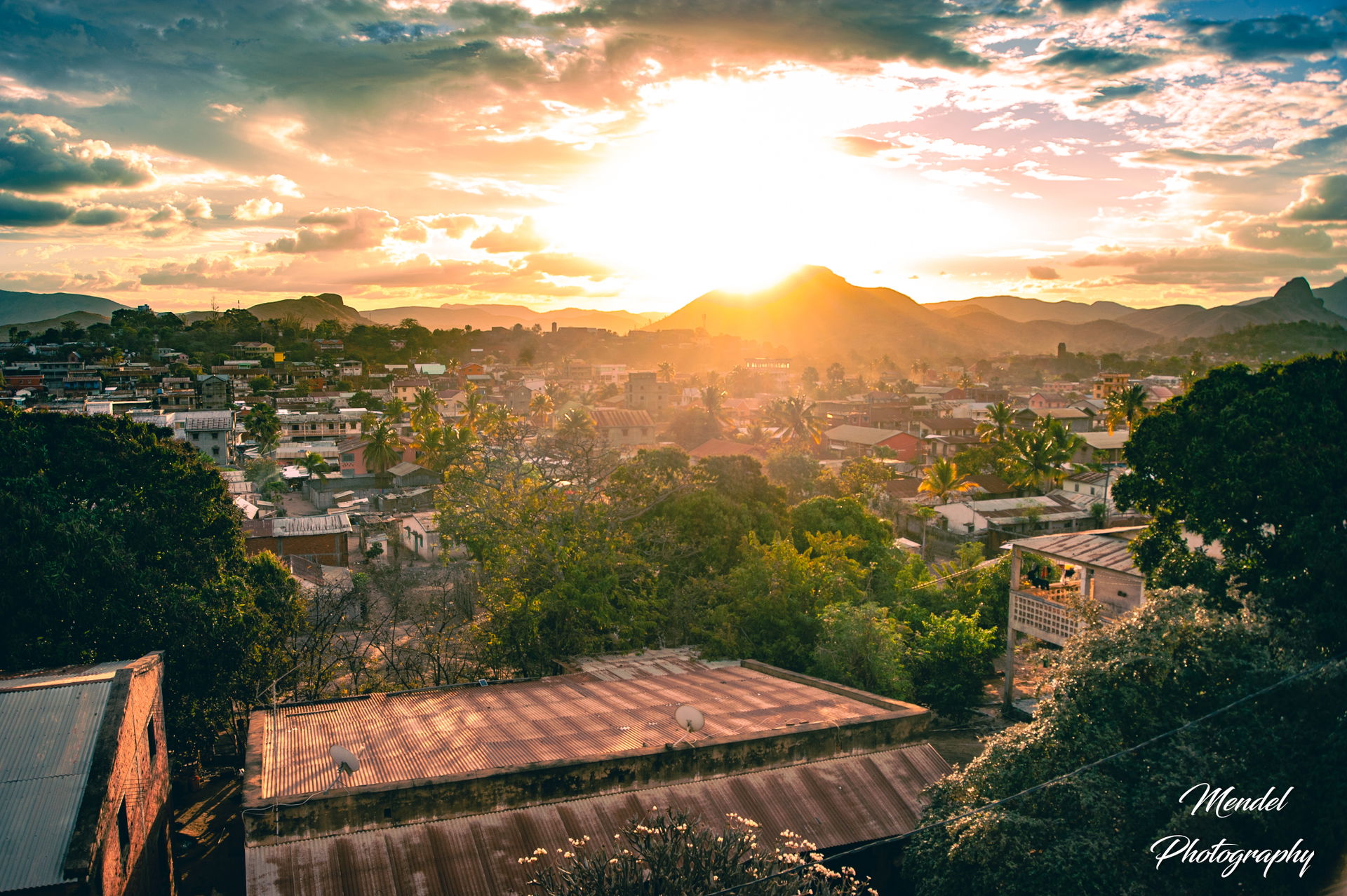 La ville de Mandritsara vue de haut, contre le soleil couchant,…