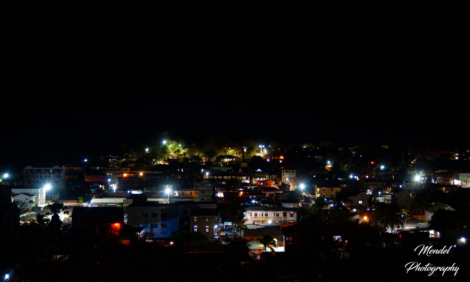 Photographie de nuit à Mandritsara, la ville avec ses petites l…