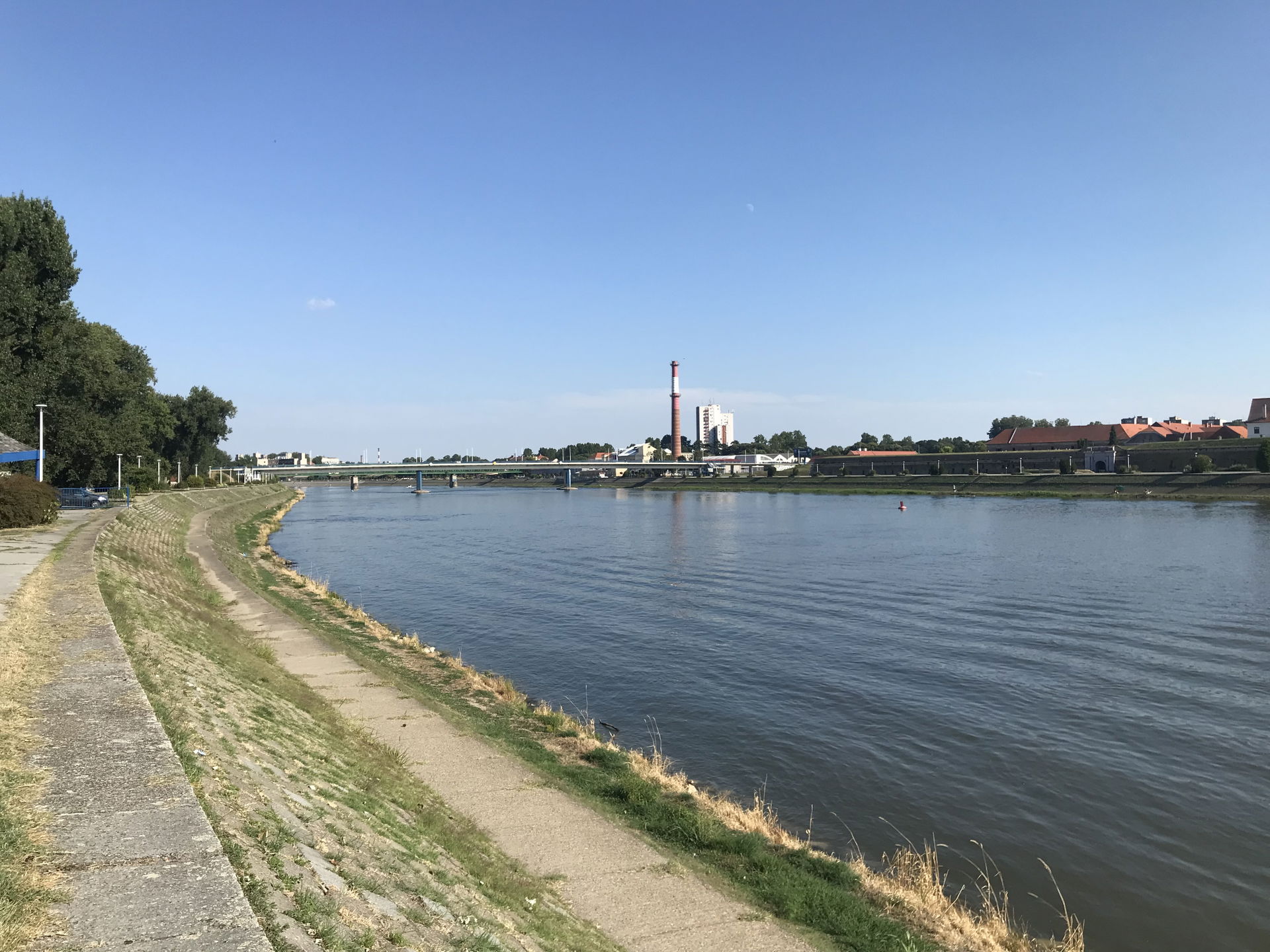 Vue vers le sud-est d'Osijek depuis la plage Kopika à Osijek (C…
