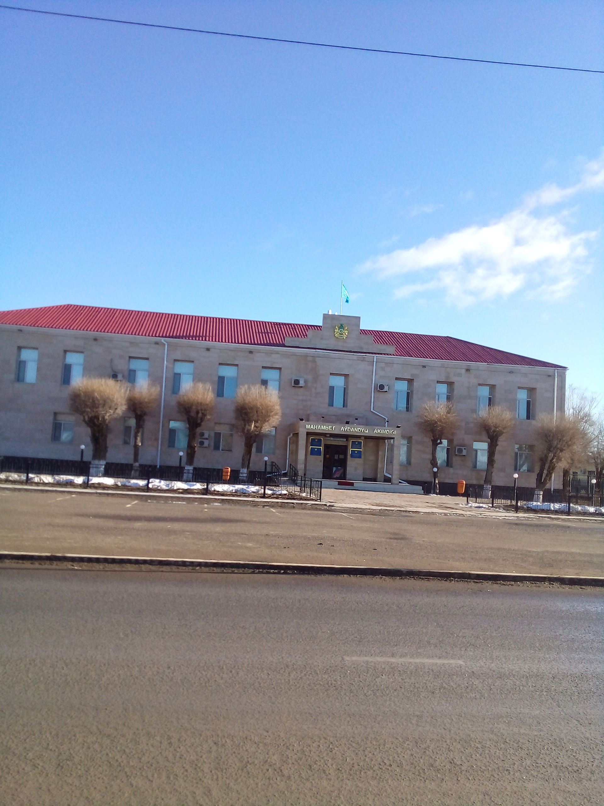 Махамбет ауылындағы аудандық әкімдік ғимараты