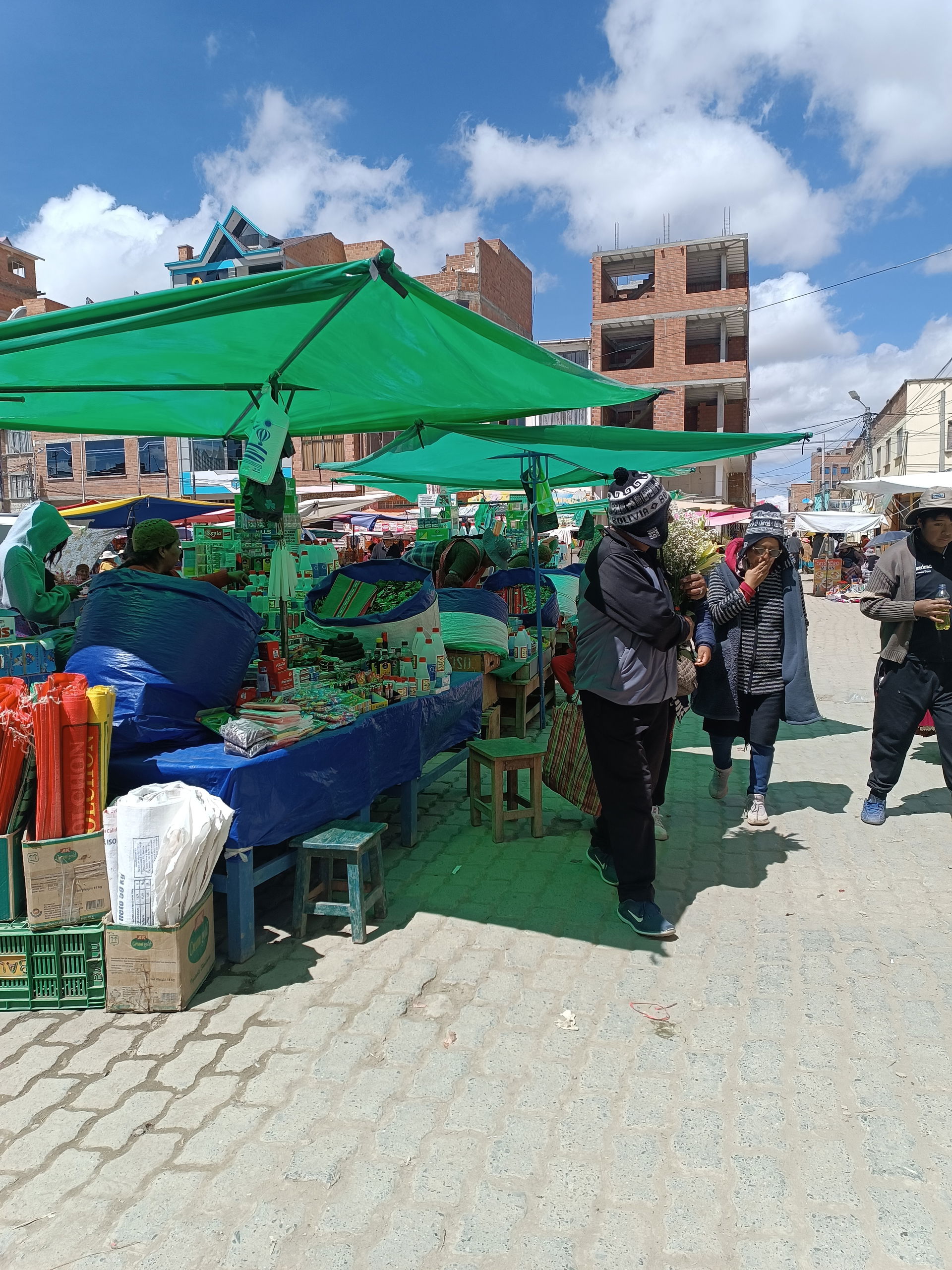 Mercado callejero de fin de semana asentado en una de las plaza…