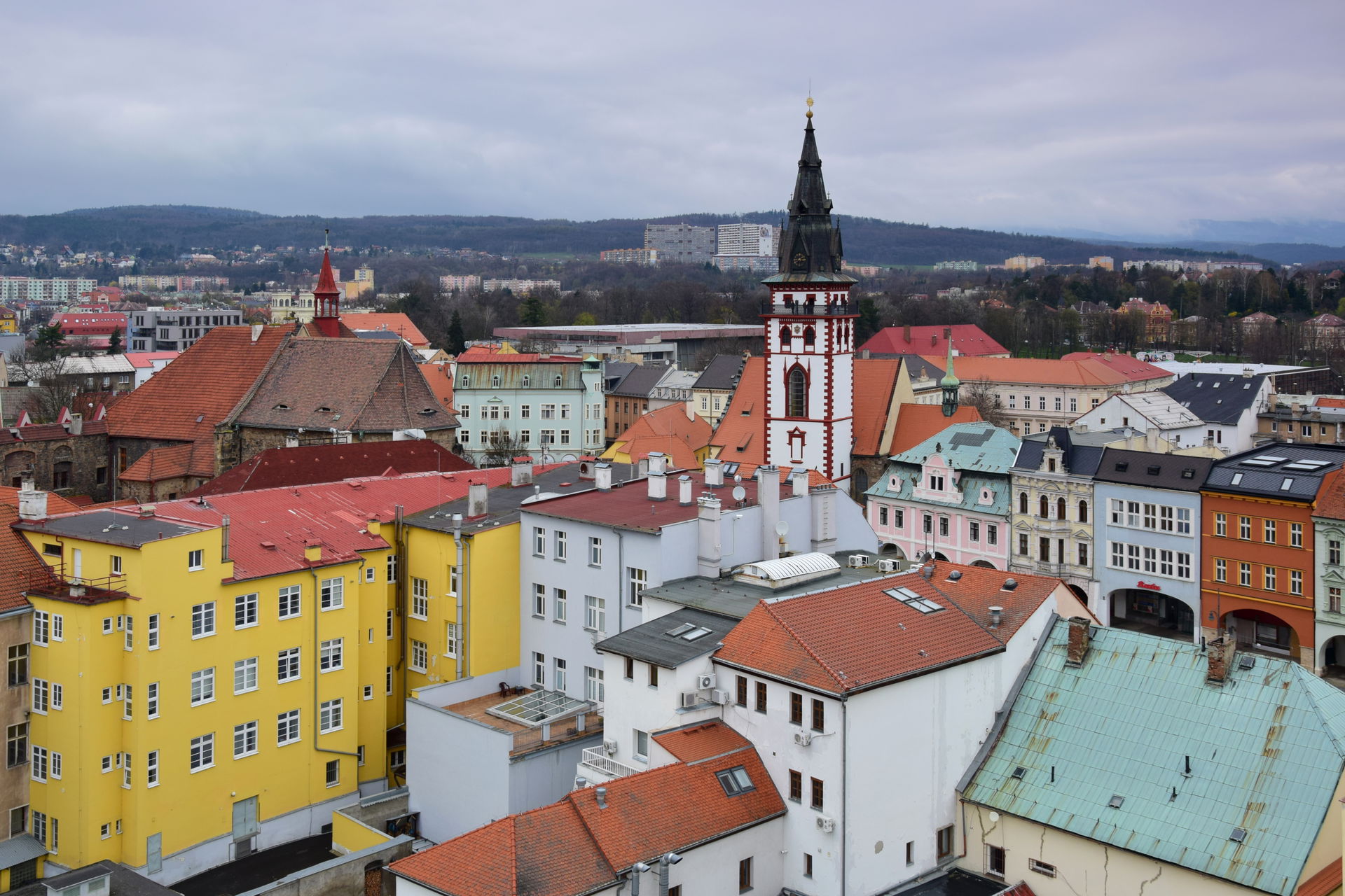 Chomutov – vnitřní strana domů na jihozápadním okraji náměstí 1…