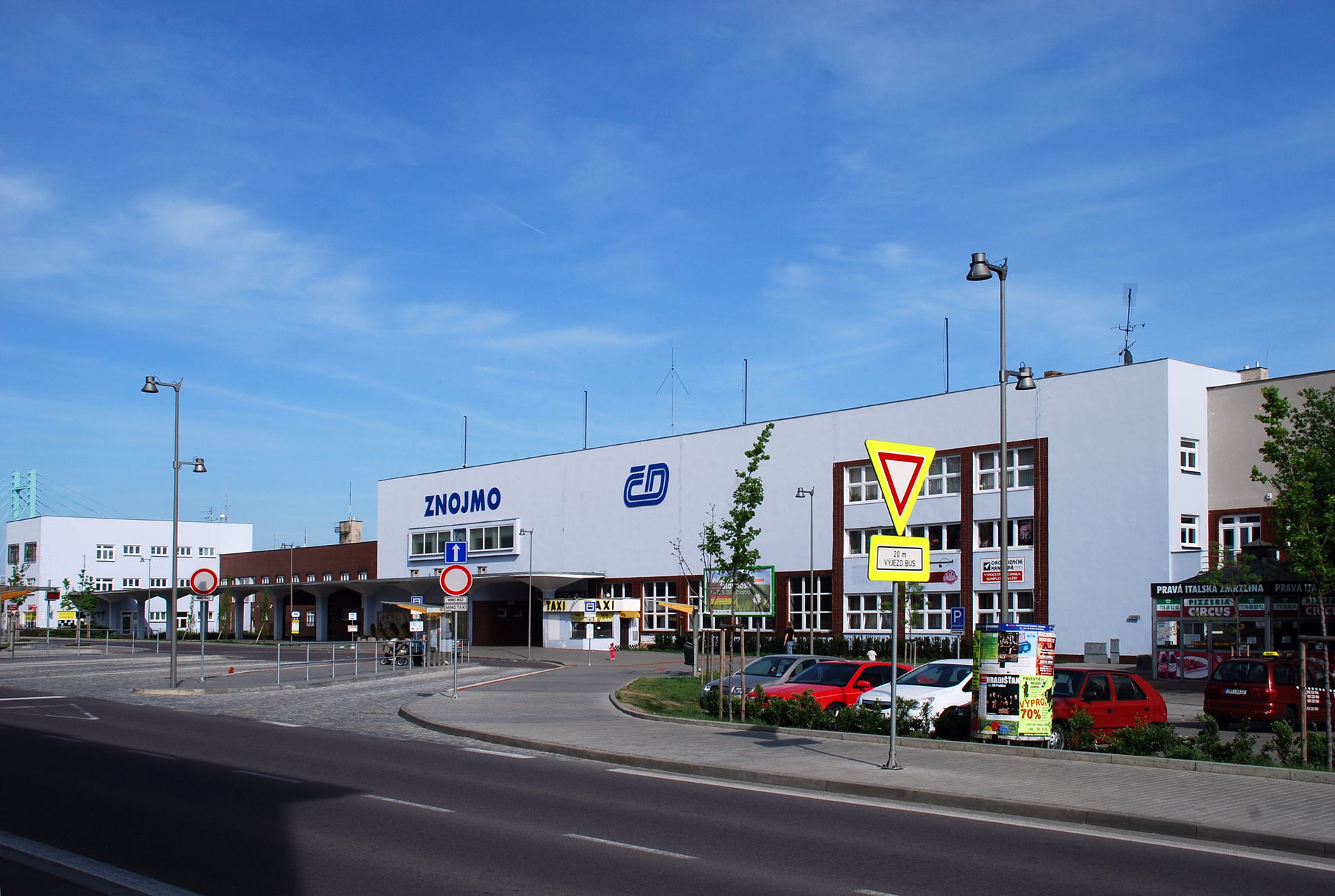 Znojmo Bahnhof straßenseitig