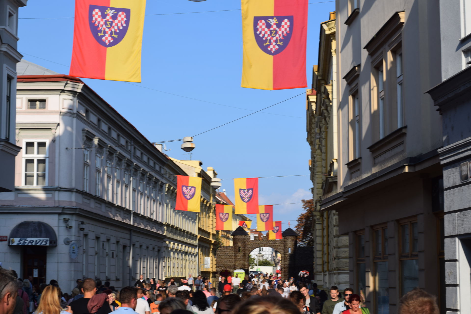 Photo of a crowd of people heading to the Znojemské Vinobraní.