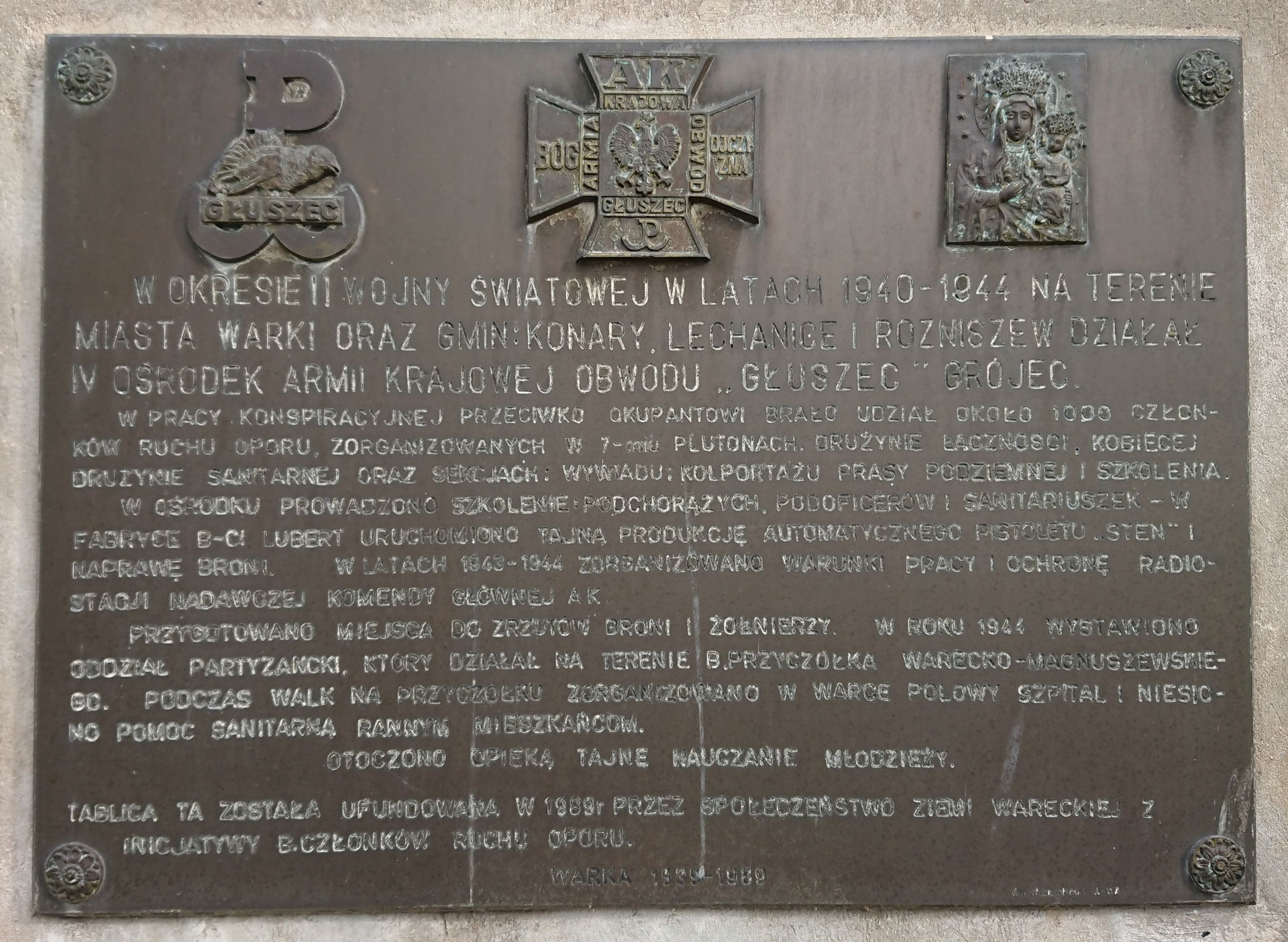 Tablica na zewnętrznej ścianie kościoła (na lewo od głównego we…