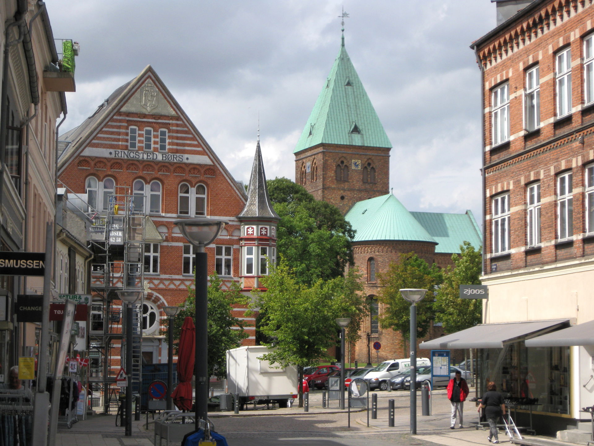 The street "Sct. Hans Gade" in the town "Ringsted", and the chu…
