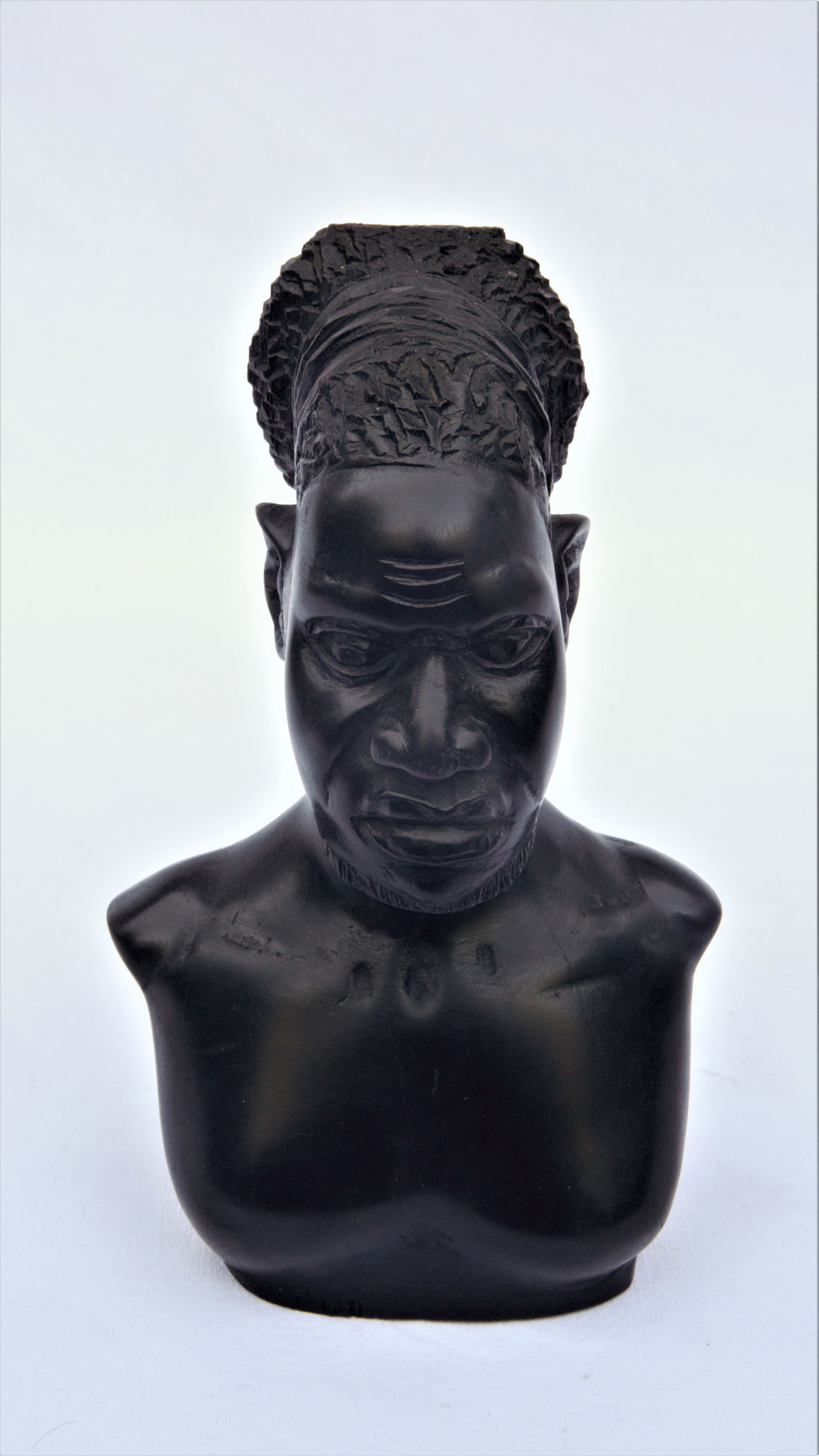 Buste d'homme en ébène signé Benoit Konongo