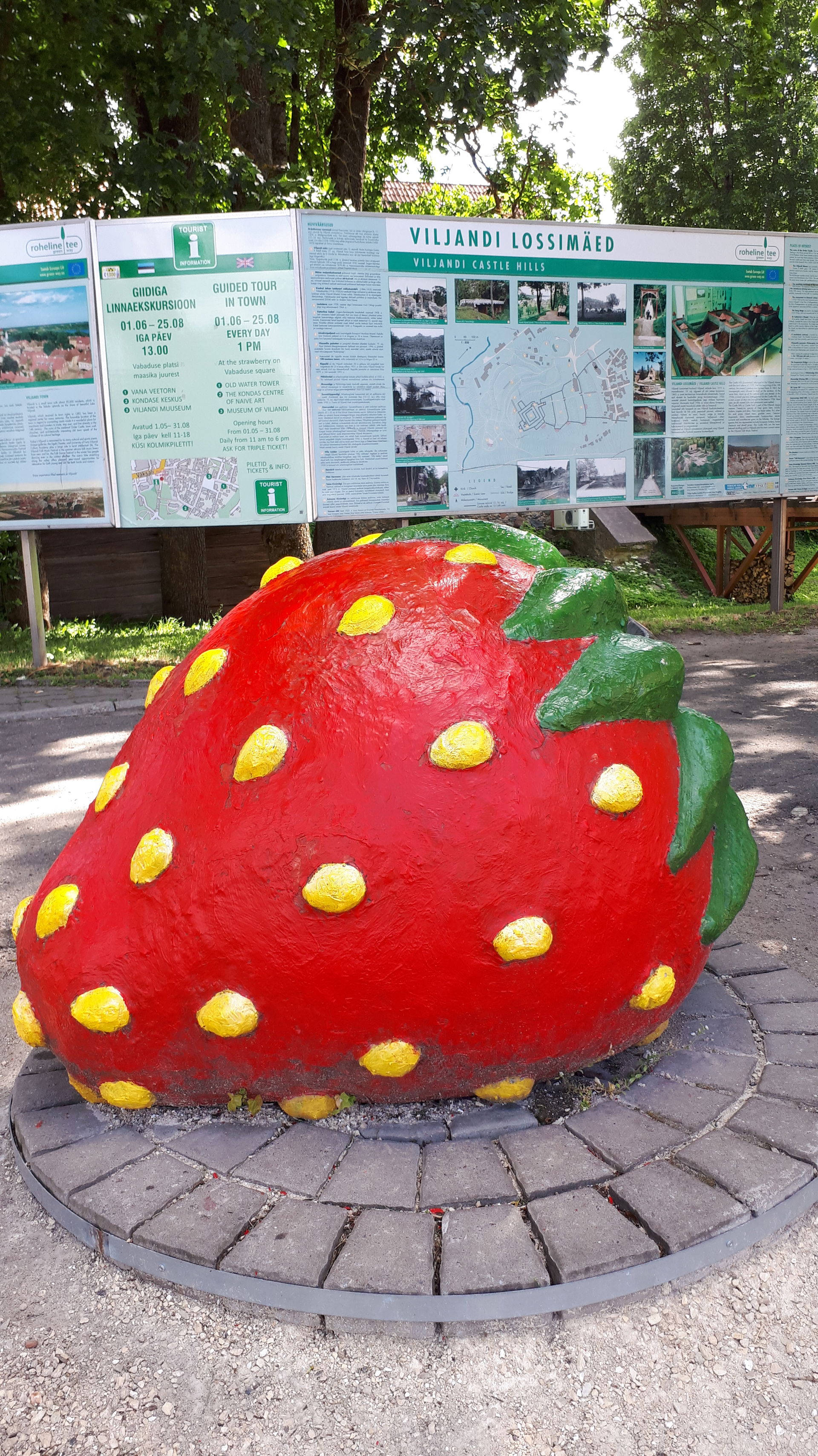 Sztuczna truskawka - w przestrzeni miejskiej Viljandi, Estonia.
