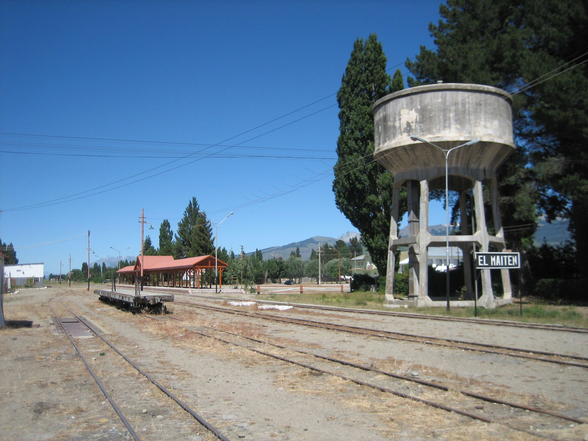 Hermosa y solitaria estación de El Maitén.