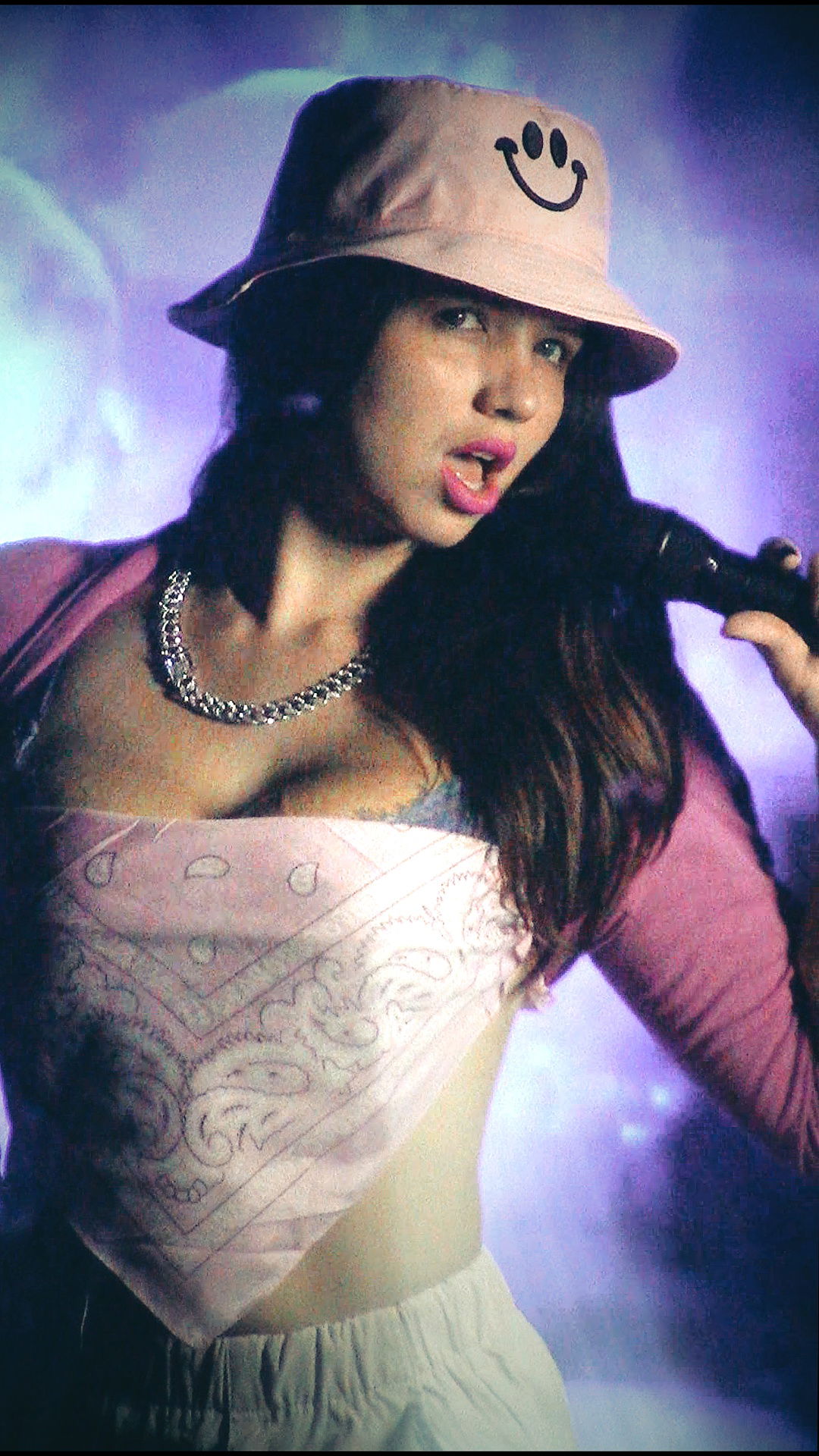 Gabi Topázio é fotografada ao vivo em sua turnê pelo Estado de …