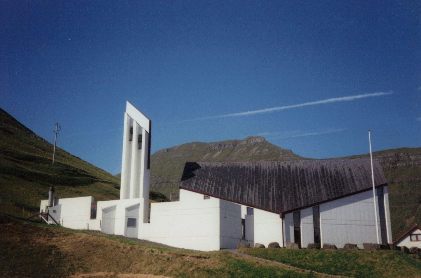 Moderne Kirche in Götugjógv.