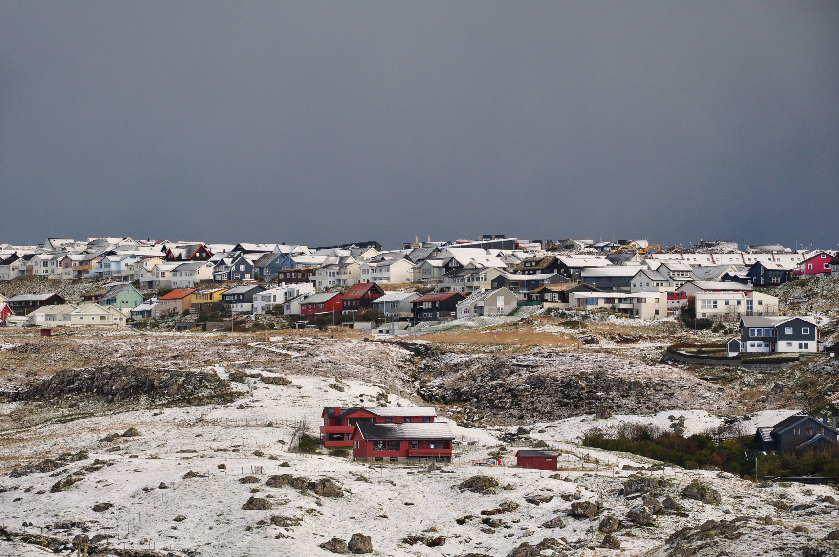 Hoyvík (Tórshavn north). View north from the Eystari Ringvegur …