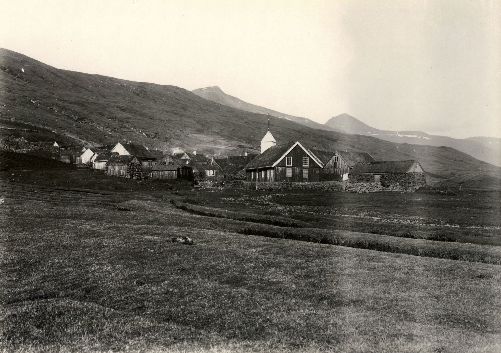 Bygden Hvalvík (Kvalvig) set fra syd-øst. I forgrunden agre.