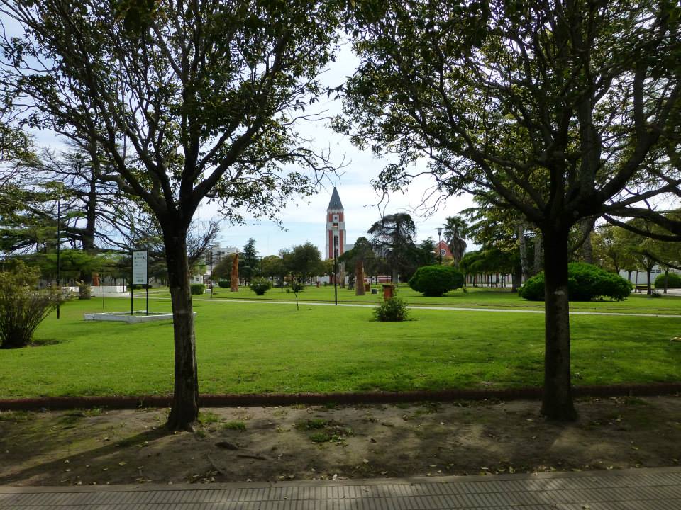 Plaza Melin Alhué. Al fondo se puede apreciar la torre de la Pa…