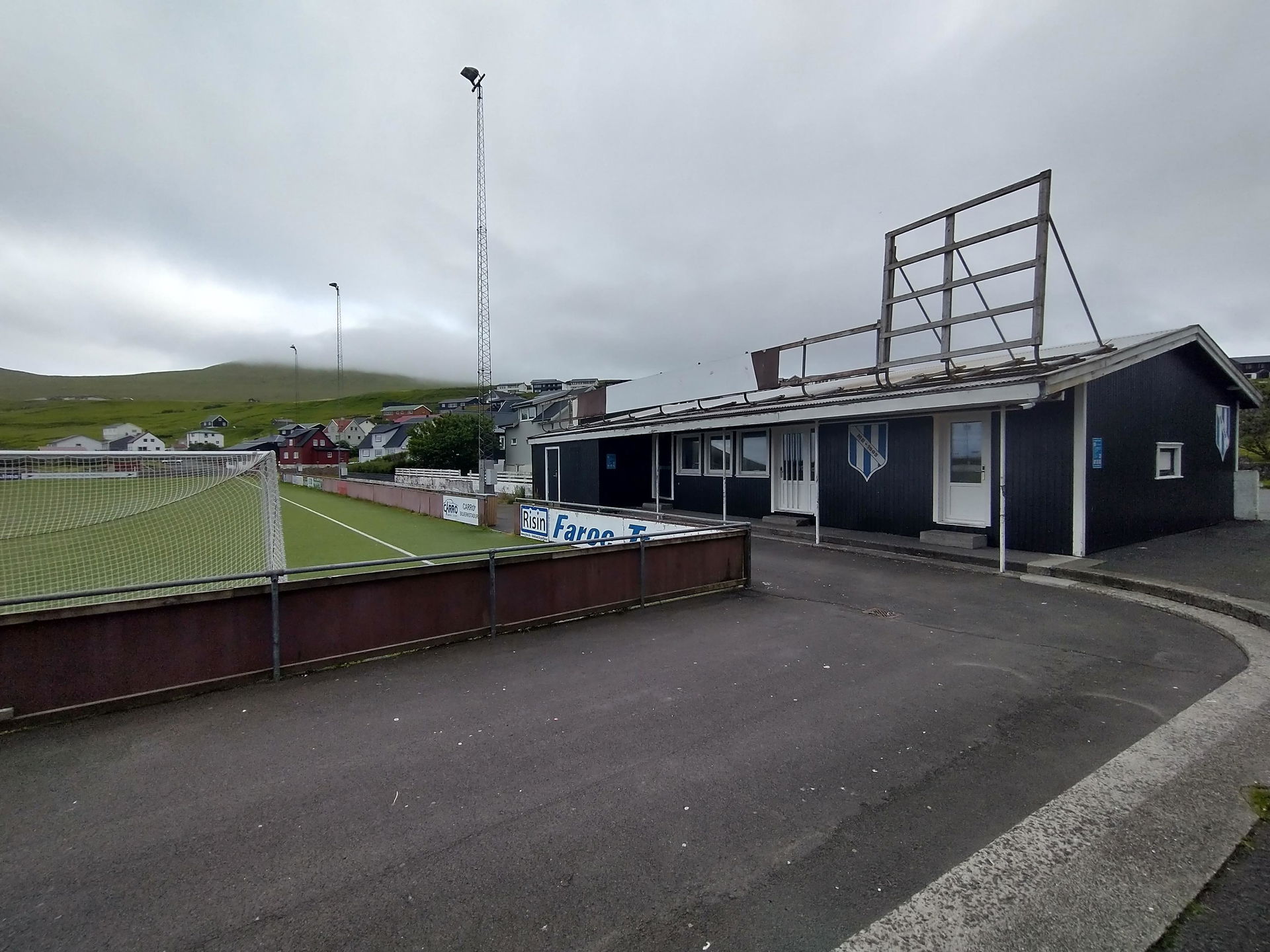 De MB Arena, het voetbalveld van MB Miðvágur in het dorp Miðvág…