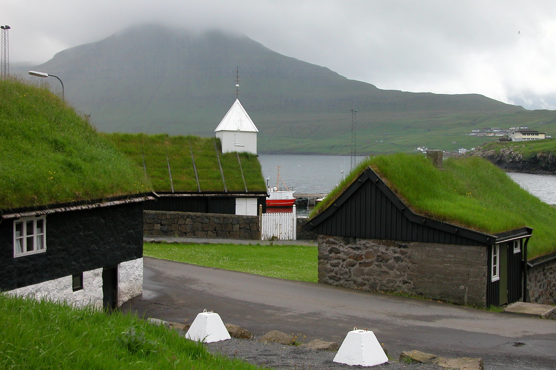 Traditionnal buildings with green roofs at Norðragøta on Eystu…