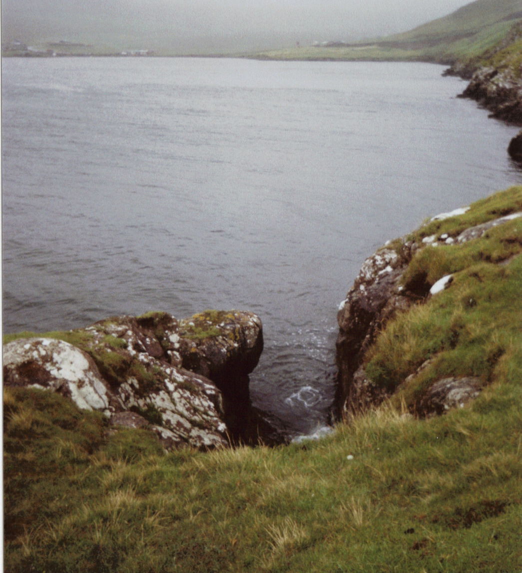 Die Schlucht "Gálgagjógv" am Meer nordöstlich von Øravík. Im Fa…