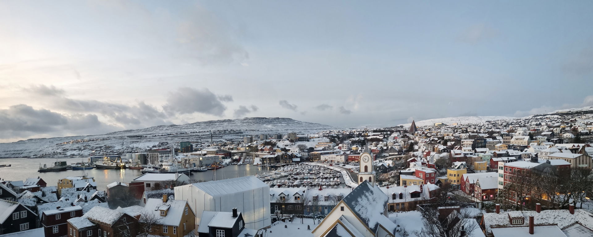 Snedækket december morgen udsigt over Tórshavn fra Hotel Hafnia…