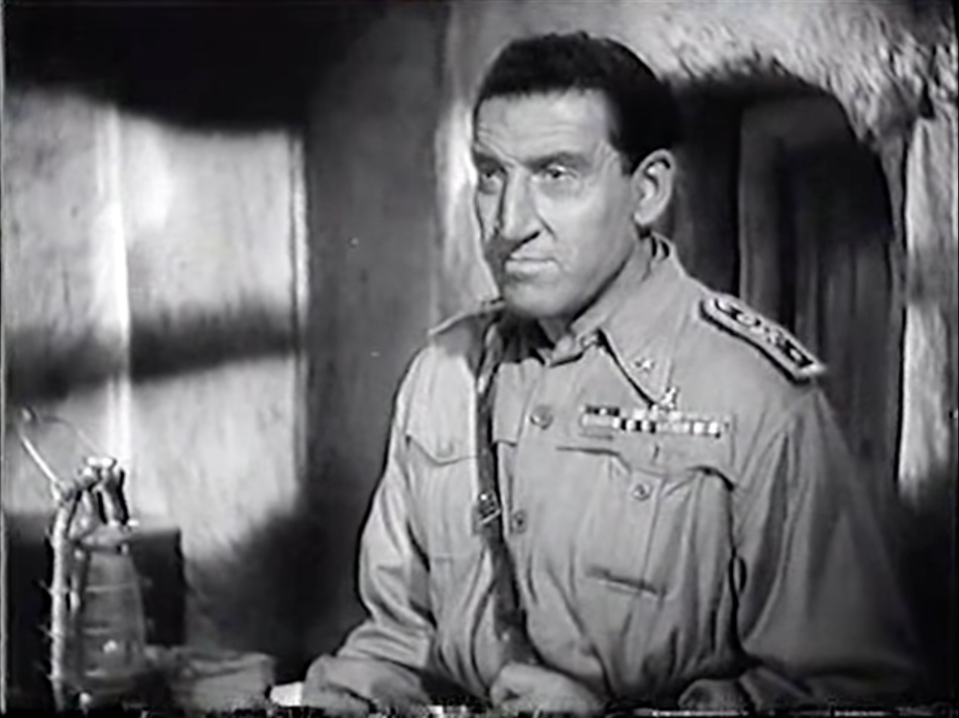 Carlo Ninchi in una scena del film italiano Giarabub (1942). Co…